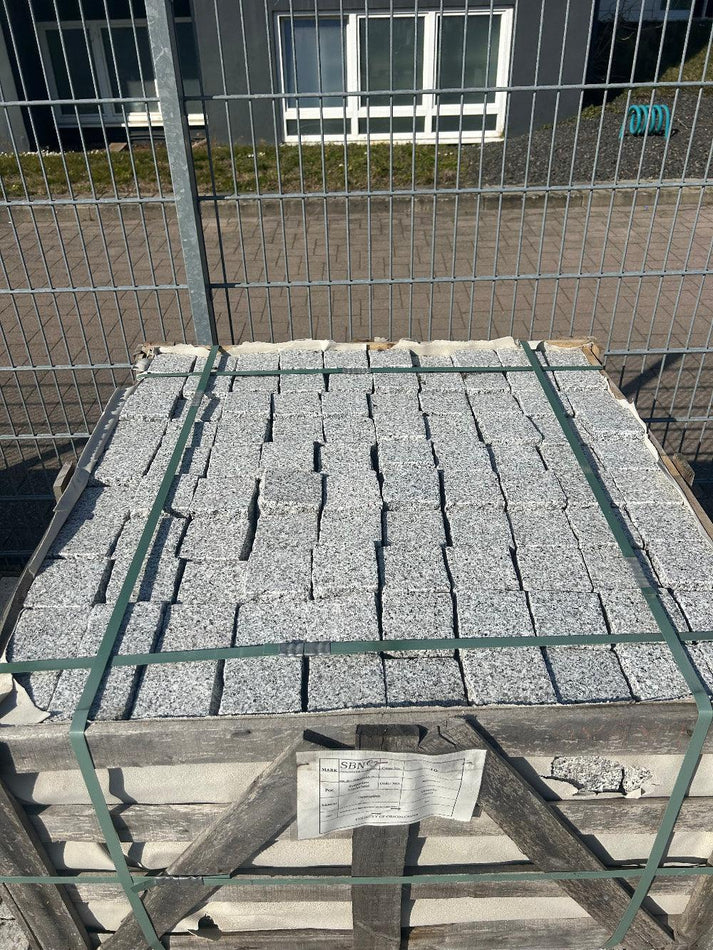 Kleinpflaster aus Granit | 9x9x9 | geflammt & gesägt, 4-seitig gespalten